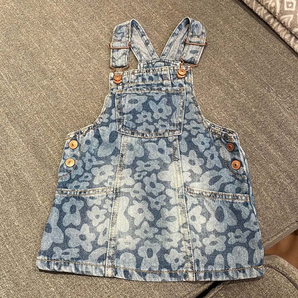 ✨3 for $15✨ Overall dress with flowers